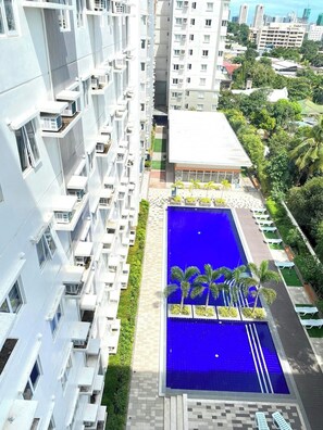 Pool - Cozy Spacious condo with AC and fitness room in charming Cebu City (Cebu City)