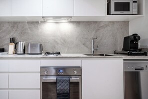 Réfrigérateur, four à micro-ondes, un four, surface de cuisson