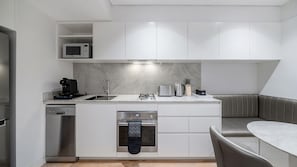 Cafetera y tetera, refrigerador, microondas y horno 