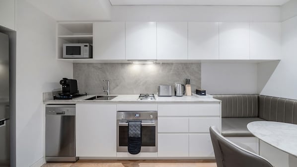 Coffee/tea maker, fridge, microwave, oven