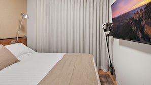 1 bedroom, iron/ironing board, travel cot, Internet - Sunny Studio Retreat with Balcony Near Cafes & Shops (Paddington)
