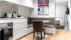 Coffee/tea maker, fridge, microwave, oven - Sunny Studio Retreat with Balcony Near Cafes & Shops (Paddington)