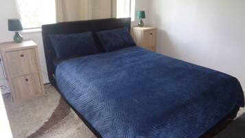 3 habitaciones, tabla de planchar con plancha y ropa de cama