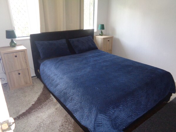 3 bedrooms, iron/ironing board, bed sheets - APARTMENT 1B SECOND FLOOR- GUESTS apartment 1a ground floor -management (Wulguru)