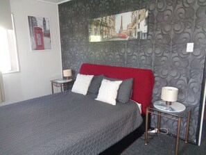 3 bedrooms, iron/ironing board, bed sheets - APARTMENT 1B SECOND FLOOR- GUESTS apartment 1a ground floor -management (Wulguru)