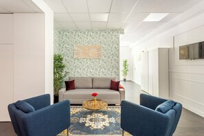 Apartment, City View | Living area | 43-inch Smart TV with cable channels, Netflix, streaming services - Merveil Family Suite - Sebastopol III (Paris)