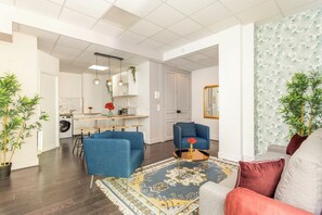 Appartement, vue sur la ville | Aire de séjour | Téléviseur connecté, Netflix, services de diffusion en continu, bureau