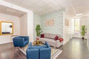 Apartment, City View | Living area | 43-inch Smart TV with cable channels, Netflix, streaming services - Merveil Family Suite - Sebastopol III (Paris)