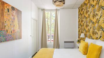 Departamento, vista a la ciudad | Escritorio, espacio para trabajar con laptop y cortinas blackout
