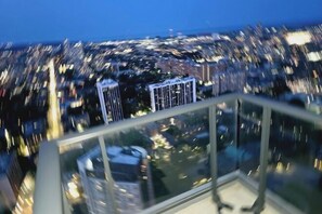 Property grounds - Stylish Luxe Apartment one bedroom with couch. (Toronto)