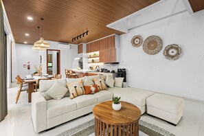 Villa, 3 chambres, balcon, vue piscine | Coin séjour | TV connectée de 55 pouces avec chaînes par câble, Netflix