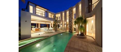 Una piscina al aire libre, una piscina climatizada