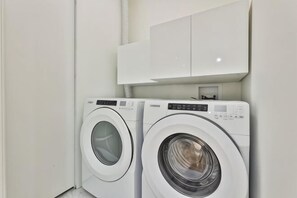 Laundry room - Executive Luxury Room Downtown Toronto (Toronto)