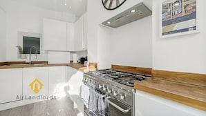Microwave, oven, stovetop, dishwasher - Exclusive 2 Bedroom Flat near Loughborough Junction! (Greater London)