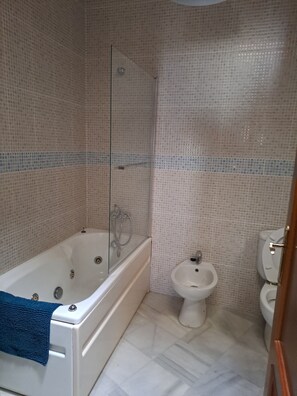 Whirlpool, Haartrockner, Bidet, Handtücher