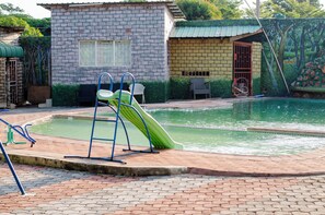 สระว่ายน้ำกลางแจ้งเปิดตามฤดูกาล