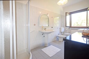 Rumah Standar, beberapa kamar, 2 kamar mandi (Casa Letizia) | Kamar mandi | Bathtub dan shower terpisah, kloset, handuk, dan sabun
