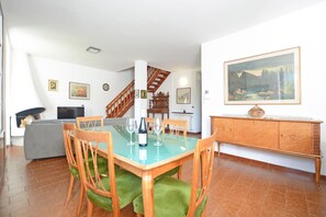 標準獨棟房屋, 多間臥室, 2 間浴室 (Casa Letizia) | 客廳 | 21-吋智慧型電視，提供有線頻道