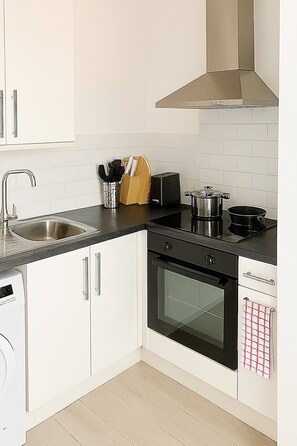 Kühlschrank, Mikrowelle, Ofen, Herdplatte