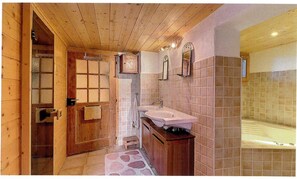 Douche, sèche-cheveux, serviettes fournies, papier toilette