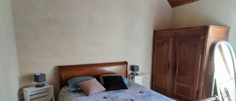 1 chambre, fer et planche à repasser, accès Internet, draps fournis