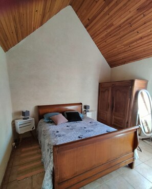 1 dormitorio, tabla de planchar con plancha, Internet y ropa de cama