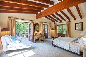 4 chambres, coffres-forts dans les chambres, fer et planche Ă repasser