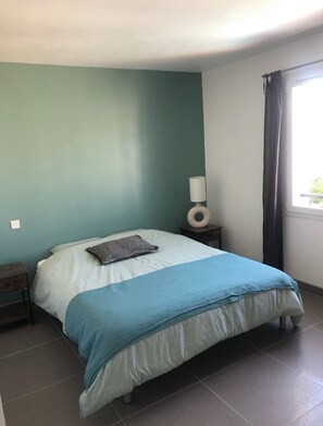 4 bedrooms, iron/ironing board, free WiFi, bed sheets