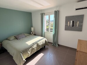 4 bedrooms, iron/ironing board, free WiFi, bed sheets