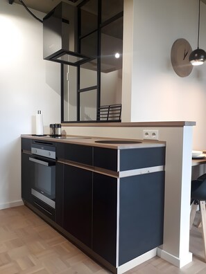 Fridge, oven, stovetop, dishwasher