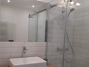 Shower, hair dryer, towels - Apartment 'Lieblingsplatz' with Shared Terrace, Balcony and Wi-Fi (Brilon)
