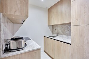 Kühlschrank, Mikrowelle, Ofen, Herdplatte