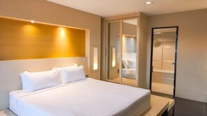 A modern hotel room with a large bed, a walk-in closet, and a separate bathroom. - Avana Bangkok Hotel & Convention Centre (Bangkok)
