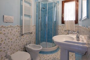 Ducha, secador de pelo y bidé