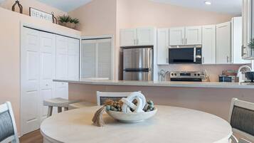 Geladeira, micro-ondas, fogão, cooktop