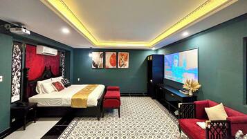 Escritorio, espacio para trabajar con laptop y cortinas blackout