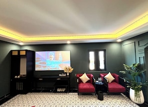 Habitación doble Deluxe, vista a la ciudad | Área de sala de estar