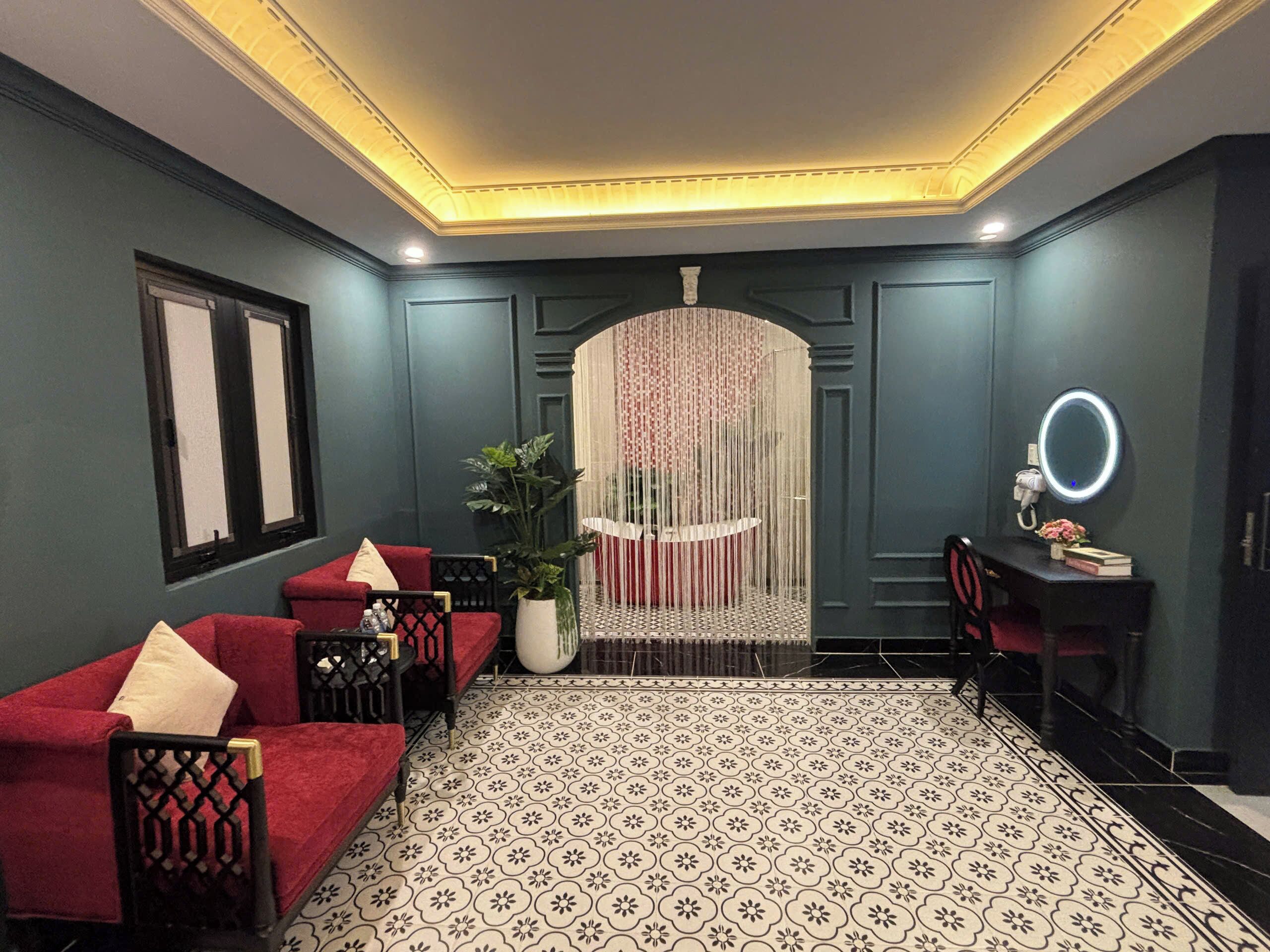 Deluxe Double Room, City View | Living area