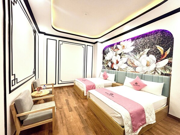 Chambre Triple Familiale, vue ville | Bureau, espace de travail pour ordinateur portable, rideaux occultants