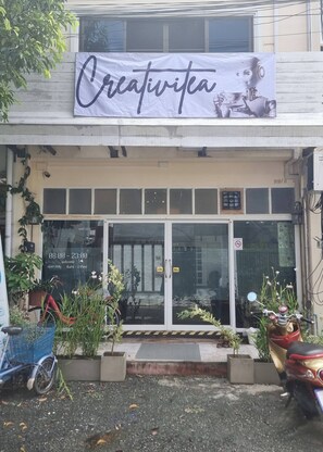 Une devanture de magasin avec une enseigne portant le nom « Creativia » et une illustration de robot.