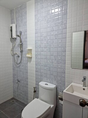 Shower, free toiletries, hair dryer, slippers - Creativitea 1 air purifier-Pet friendly w balcony (Tambon Su Thep)