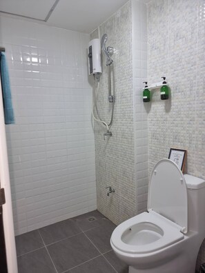 Douche, articles de toilette gratuits, sèche-cheveux