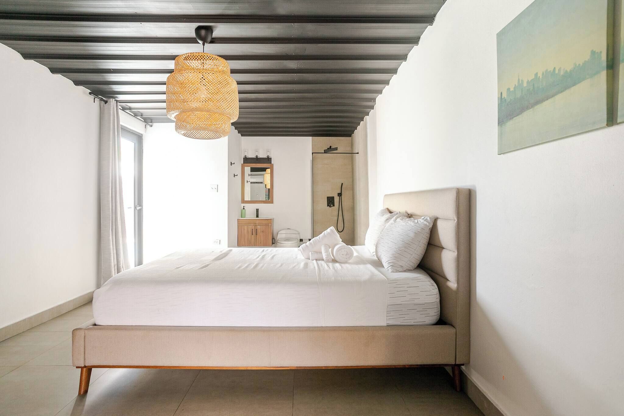 4 bedrooms, iron/ironing board, internet, bed sheets