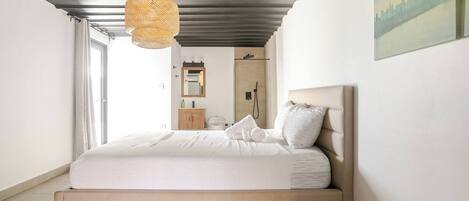 4 bedrooms, iron/ironing board, internet, bed sheets