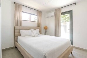 4 bedrooms, iron/ironing board, Internet, bed sheets - Lux Gem, 7 Mins to SJU, Private Pool, Tesla Solar System, No Blackouts (Carolina)