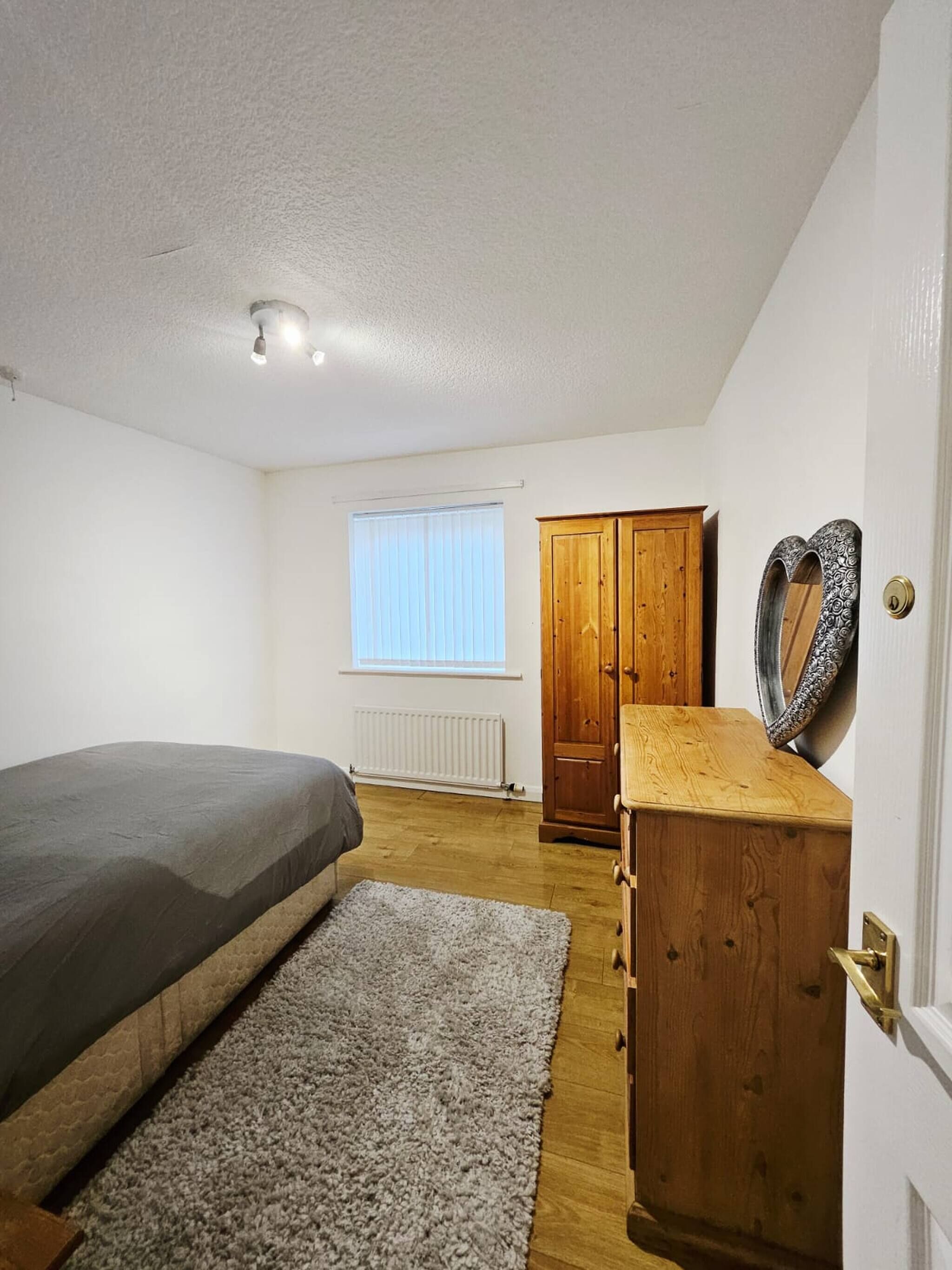 2 bedrooms, internet, bed sheets