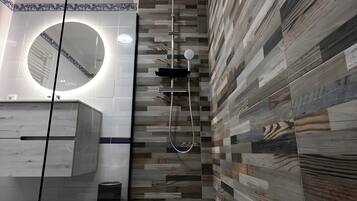 Een douche, een haardroger, handdoeken