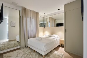 3 bedrooms, desk, iron/ironing board, bed sheets