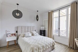 3 chambres, bureau, fer et planche à repasser, accès à Internet