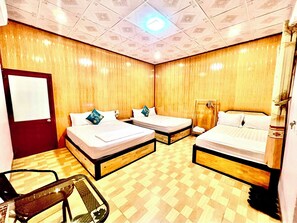 家庭三人房, 陽台, 庭園景觀 | 隔音、熨斗/熨衣板、免費無線上網